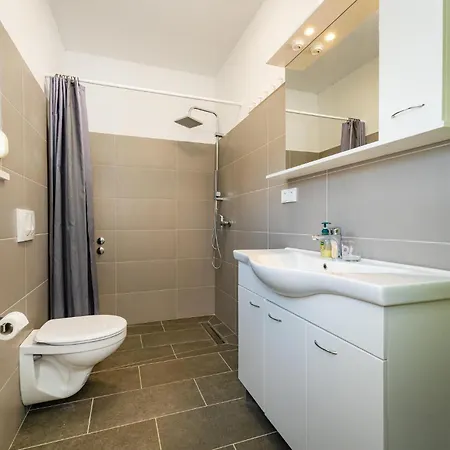 아파트 Beautiful Apartment In Gornji Karin