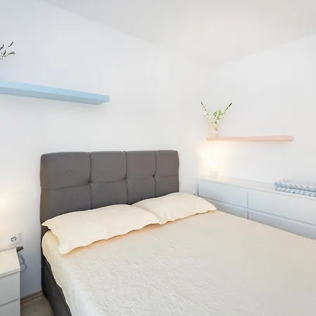 Beautiful Apartment In Gornji Karin 고르니 카린