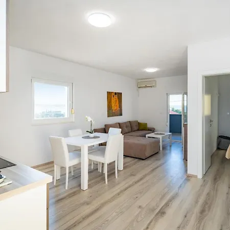 Beautiful Apartment In Gornji Karin 아파트