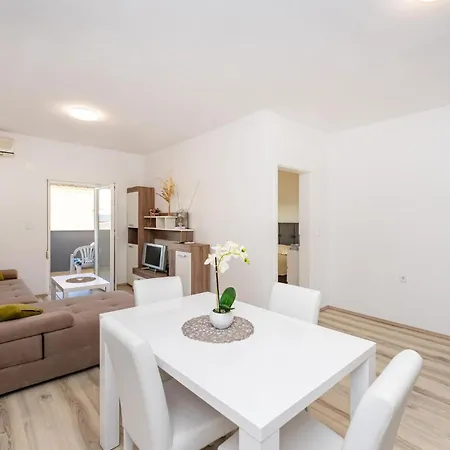 아파트 Beautiful Apartment In Gornji Karin