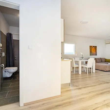 Beautiful Apartment In Gornji Karin 아파트 *
