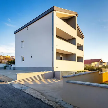 Beautiful Apartment In Gornji Karin 아파트
