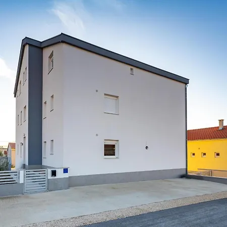 아파트 Beautiful Apartment In Gornji Karin