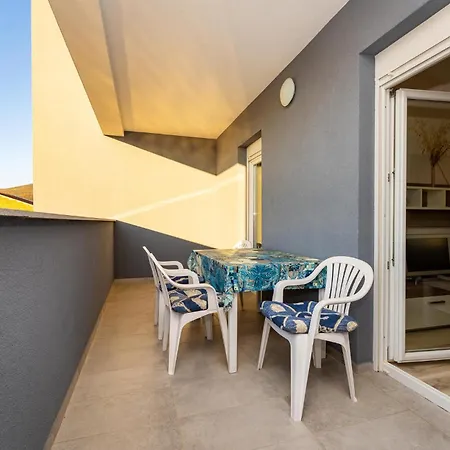 아파트 Beautiful Apartment In Gornji Karin