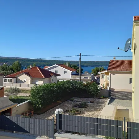 아파트 Beautiful Apartment In Gornji Karin *